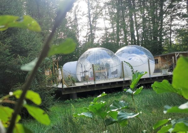 Offrez une Nuit Étoilée pour 2 Tout Compris avec Apéro, Panier Gourmand, dessert et Magie sous la Bulle!